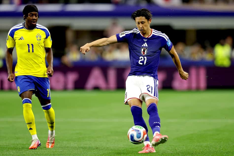 Hiroki Ito, do Japão, passa a bola para companheiro em jogo contra a Suécia na Copa do Mundo