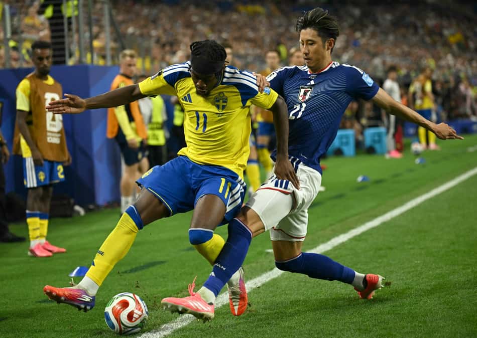 Hiroki Ito, zagueiro do Bayern, tenta desarmar sueco Anthony Elanga na Copa do Mundo