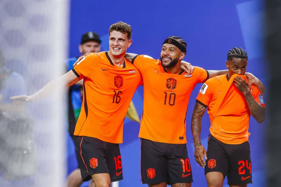 Jogadores da Holanda comemoram gol