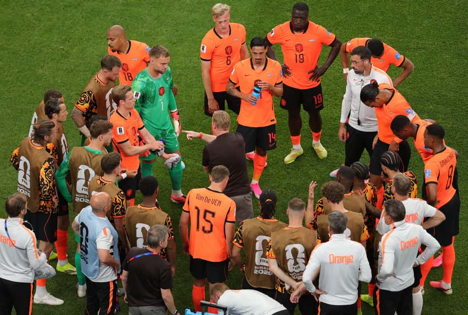 Elenco da Holanda recebe orientações do técnico Ronald Koeman durante partida