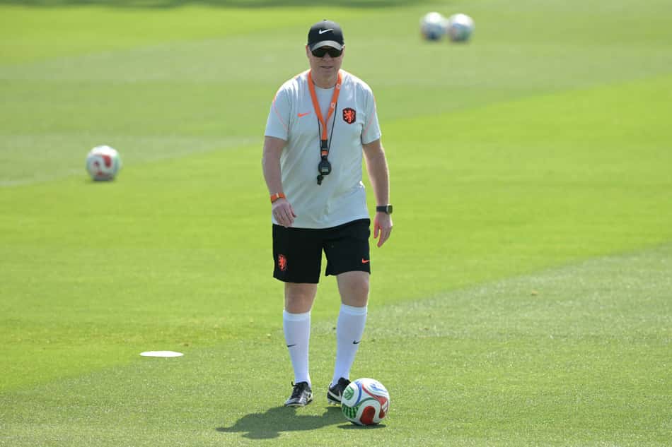 Técnico Ronald Koeman, da Holanda, de ósculos escuros durante treino