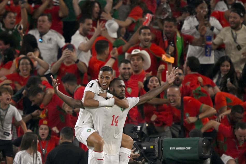 Diop levanta os braços em comemoração ao gol