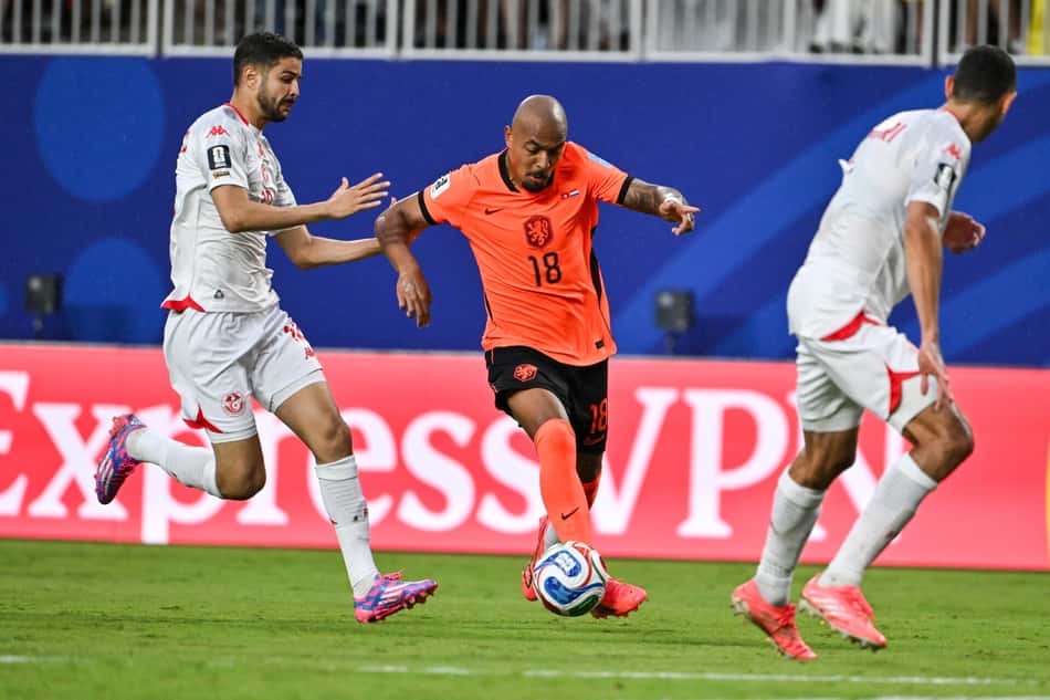 Donyell Malen em direção ao gol da Tunísia