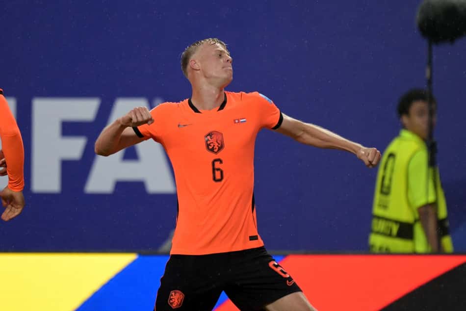 Holandês Jan Paul Van Hecke comemora o terceiro gol sobre a Tunísia