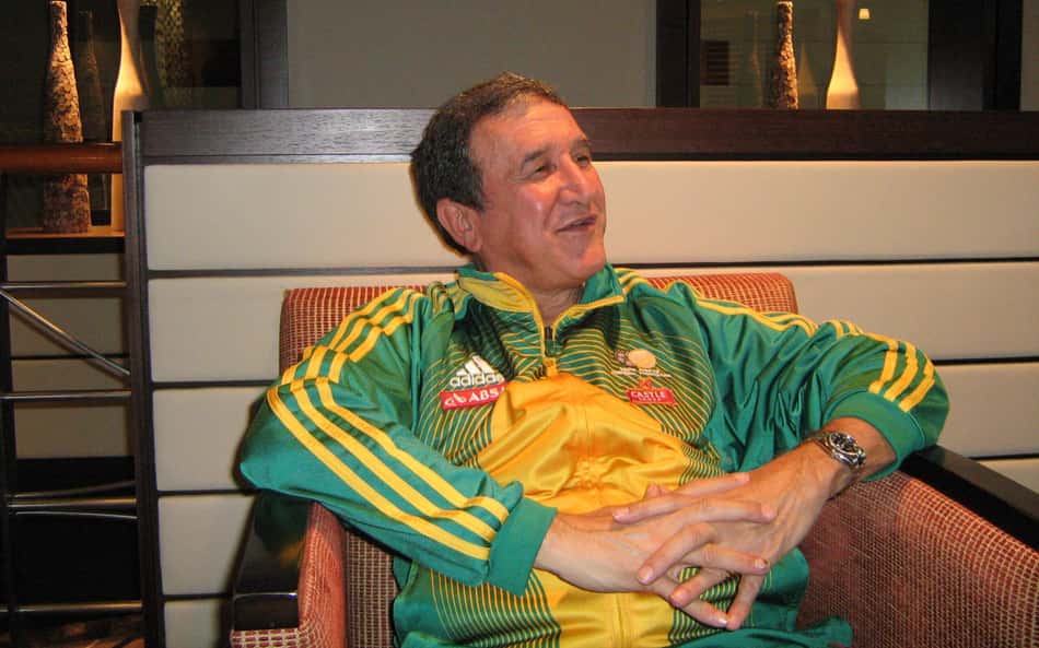 Carlos Alberto Parreira utilizando uniforme da comissão técnica da África do Sul