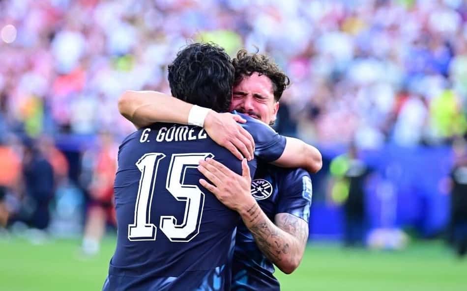 Mauricio e Gustavo Gómez celebram classificação do Paraguai na Copa do Mundo