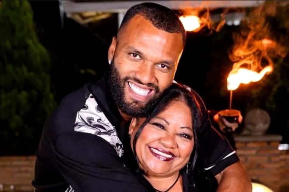 Igor Thiago e a mãe, Maria Diva: orgulho de ter dado conforto à sua grande incentivadora (Foto: Arquivo pessoal)