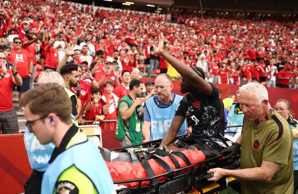 Ismael Kone deixa o campo do jogo entre Canadá e Catar de maca, na Copa do Mundo
