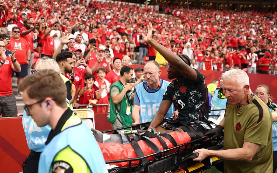 Ismael Kone deixa o campo do jogo entre Canadá e Catar de maca, na Copa do Mundo