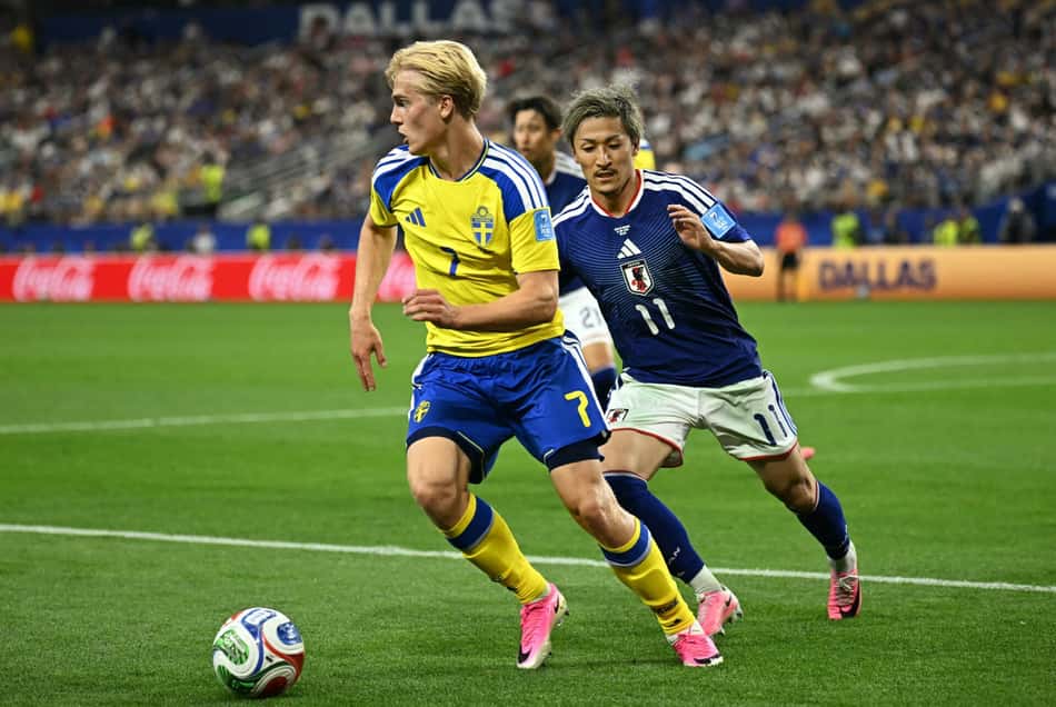 Jogadores de Suécia e Japão durante jogo da Copa do Mundo