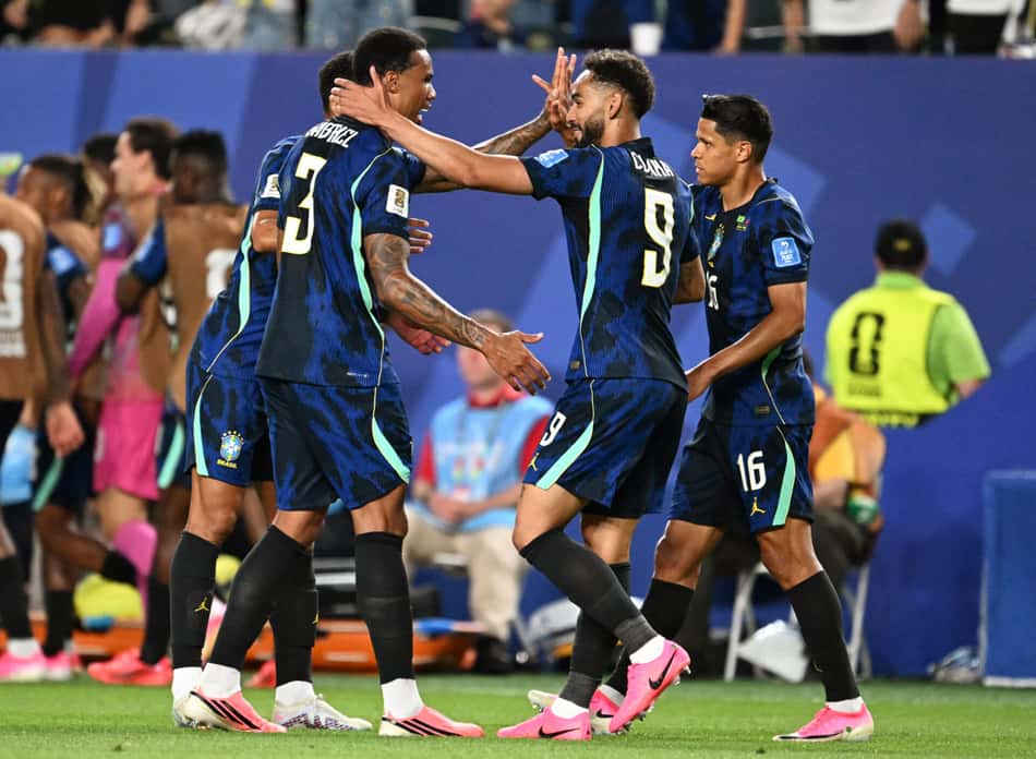 Jogadores do Brasil comemorando contra o Haiti na Copa do Mundo