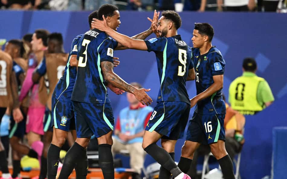 Jogadores do Brasil comemorando contra o Haiti na Copa do Mundo