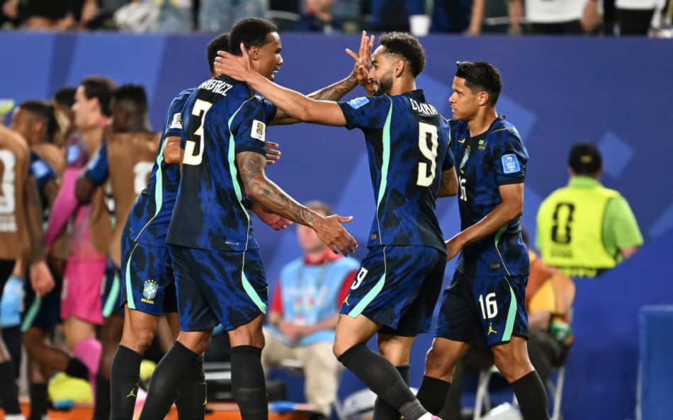 Jogadores do Brasil comemorando contra o Haiti na Copa do Mundo