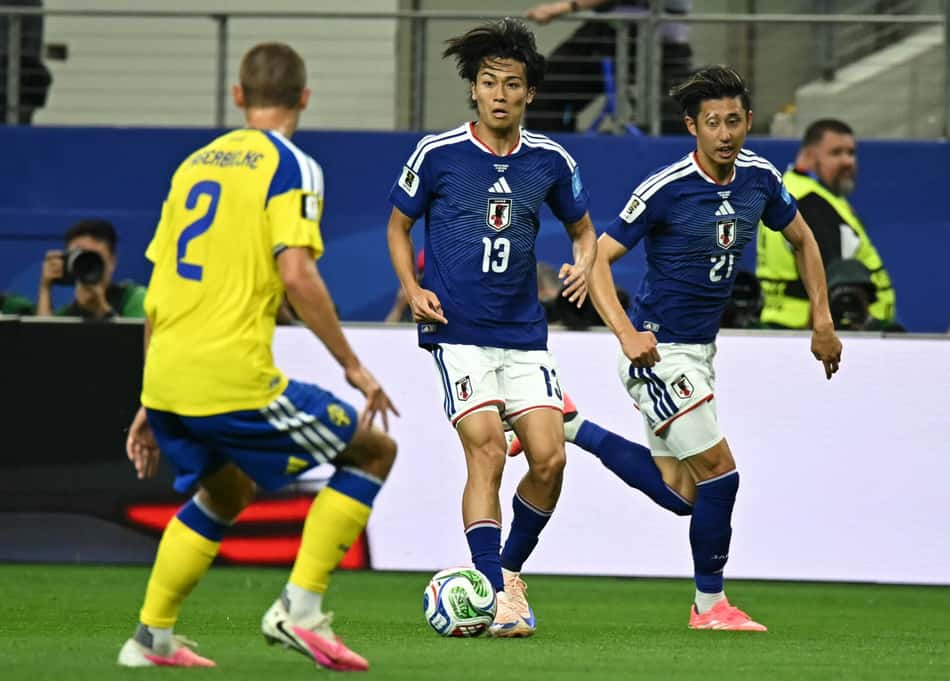 Jogadores do Japão olham para bola