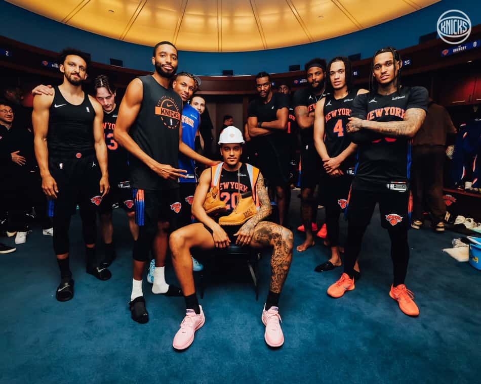Jeremy Sochan (no centro) com elenco do Knicks (Foto: Reprodução / New York Knicks)