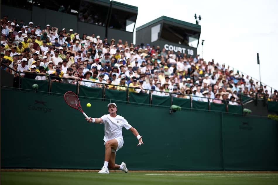 João Fonseca bate de direita na estreia de Wimbledon contra o espanhol Agut