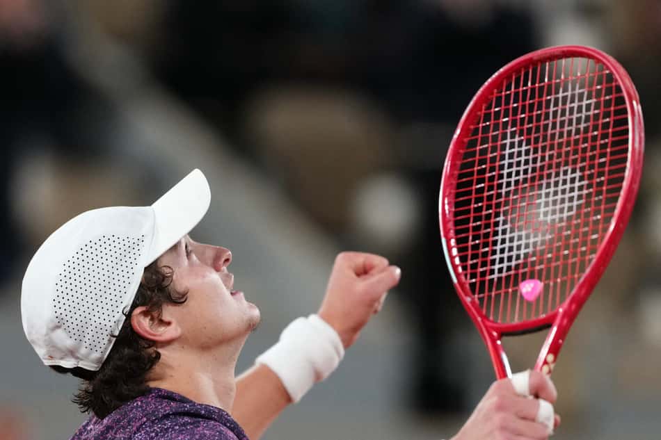 João Fonseca celebra vitória contra Casper Ruud em Roland Garros (Foto: Dimitar DILKOFF / AFP)