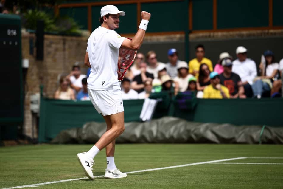 João Fonseca cerra o punho direito na vitória na estreia de Wimbledon