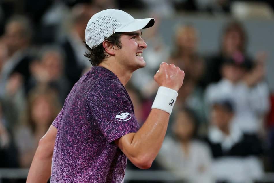 João Fonseca gesticula na derrota para o tcheco Jakub Mensik em Roland Garros (Foto: Thomas SAMSON / AFP)