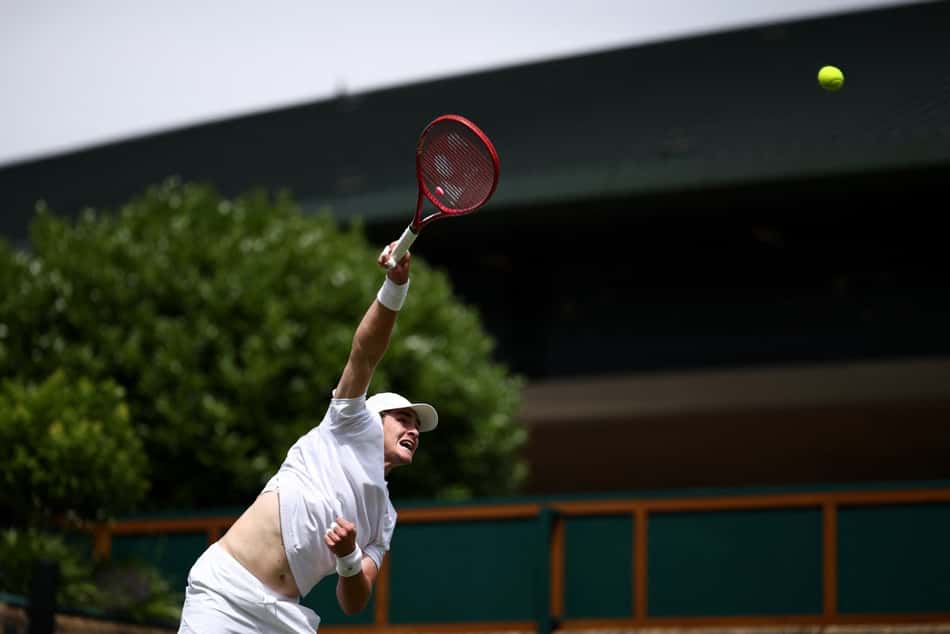 João Fonseca saca na vitória na estreia em Wimbledon contra Roberto Bautista-Agut