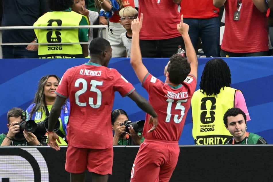 João Neves e Nuno Mendes comemoram gol de Portugal