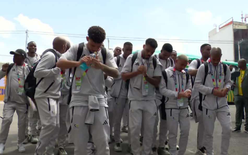 Jogadores da África do Sul chegando ao Estádio Azteca para estreia na Copa do Mundo (Foto: Reprodução)