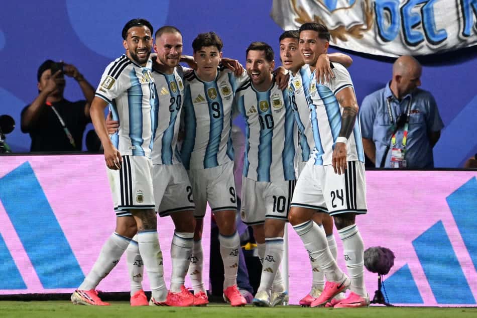 Jogadores da Argentina comemoram gol de Messi sobre a Argélia, na Copa do Mundo