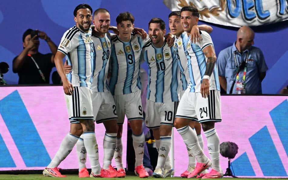 Jogadores da Argentina comemoram gol de Messi sobre a Argélia, na Copa do Mundo