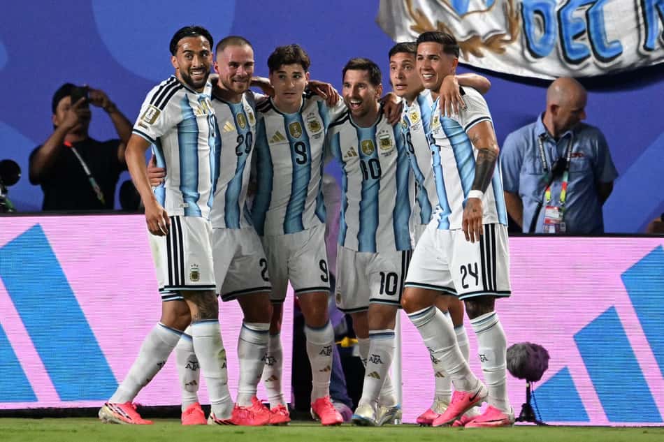 Jogadores da Argentina comemoram gol de Messi sobre a Argélia, na Copa do Mundo