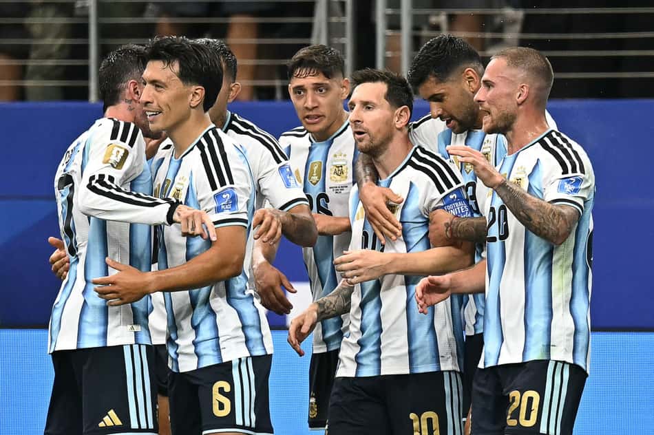 Jogadores da Argentina comemoram gol marcado por Lionel Messi contra a Áustria, na Copa do Mundo