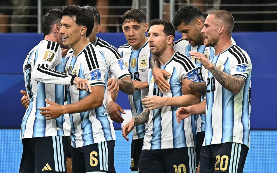 Jogadores da Argentina, segunda colocada no Ranking da Fifa, comemoram gol de Messi contra a Áustria
