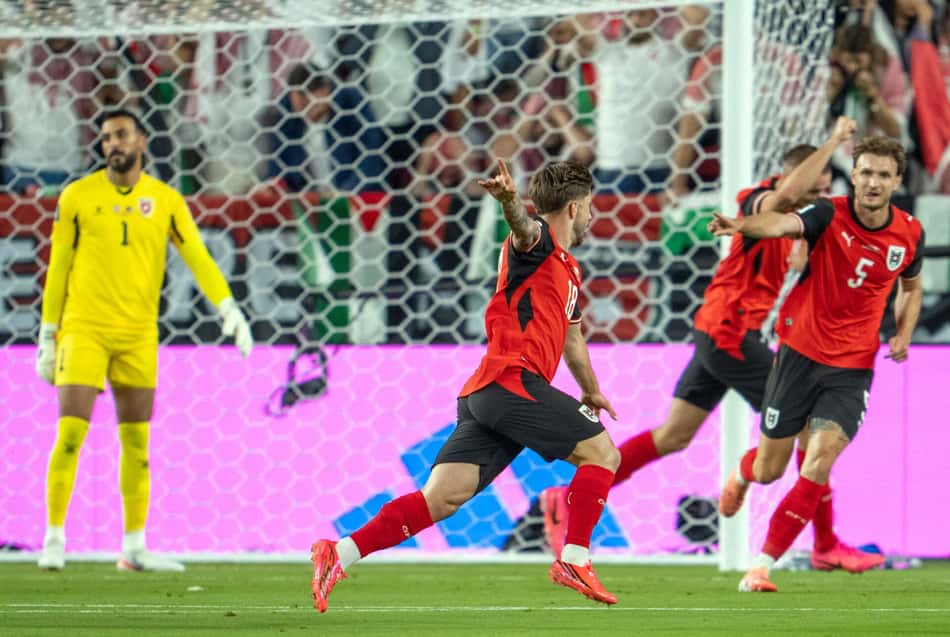 Jogadores da Áustria comemoram gol marcado sobre a Jordânia na Copa do Mundo