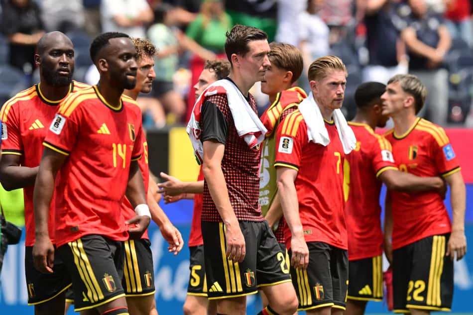 Jogadores da Bélgica com toalha nos ombros após jogo na Copa do Mundo