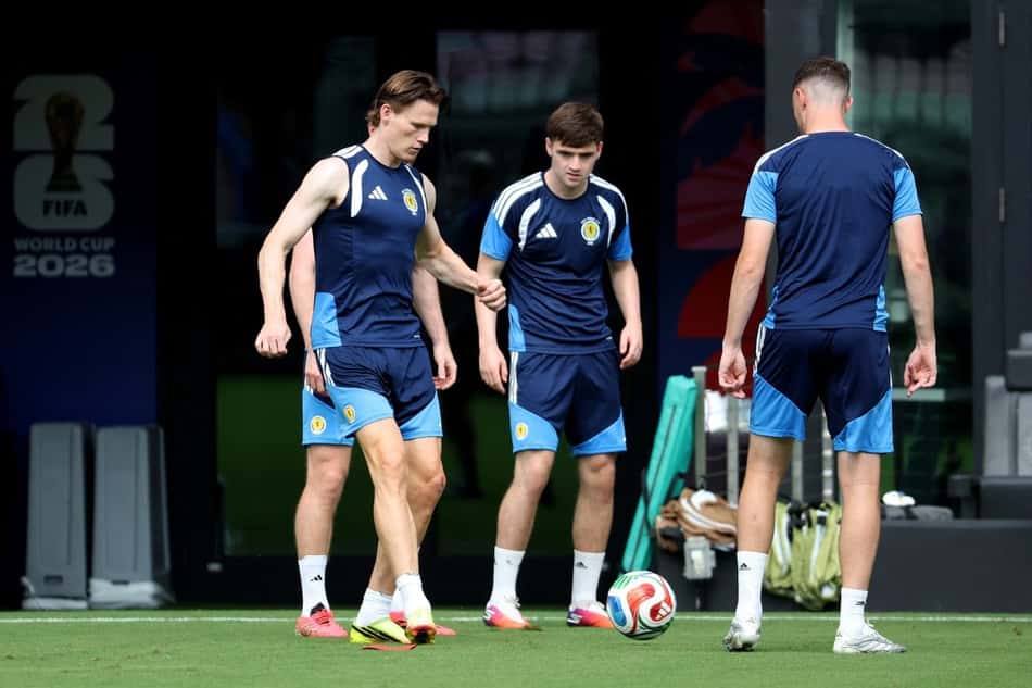 Jogadores da Escócia treinam para confronto com o Brasil