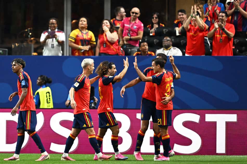 Jogadores da Espanha comemoram gol contra a Arábia Saudita na Copa do Mundo