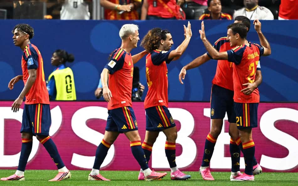 Jogadores da Espanha comemoram gol contra a Arábia Saudita na Copa do Mundo