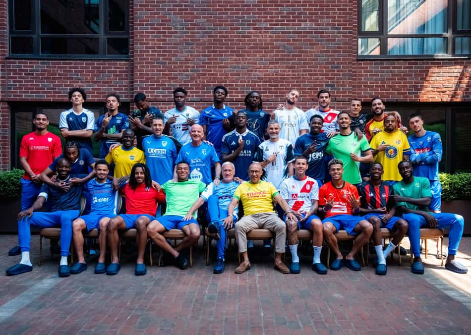 Jogadores da França com a camisa dos seus clubes formadores (Foto: Divulgação/ França)