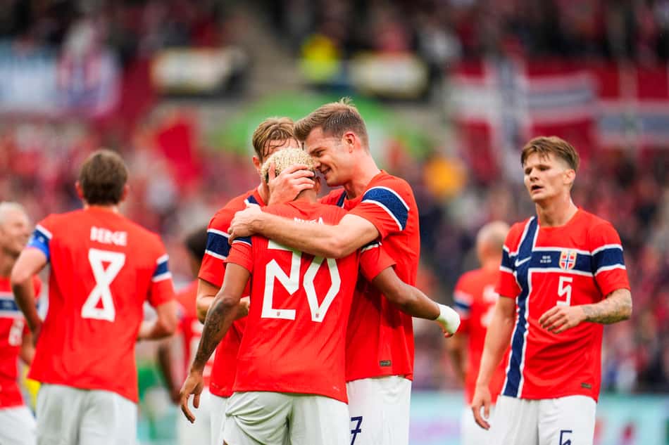 Jogadores da Noruega comemoram gol em amistoso contra a Suécia