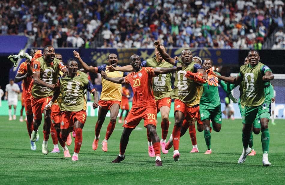 Jogadores da RD Congo celebram vaga no mata-mata da Copa do Mundo