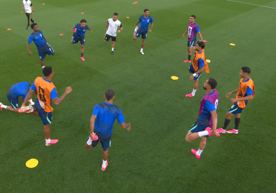 Jogadores da Seleção Brasileira em trabalho de aquecimento antes de Brasil x Haiti