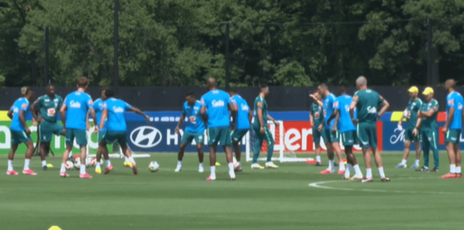 Jogadores da Seleção Brasileira durante treino nesta terça-feira