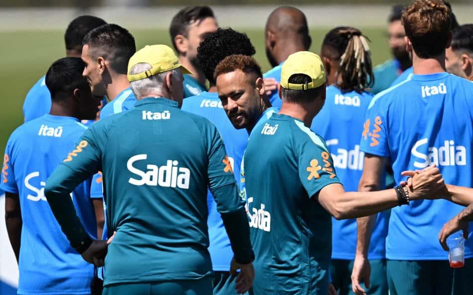 Neymar e Carlos Ancelotti em treinamento da Seleção Brasileira antes de duelo contra a Escócia