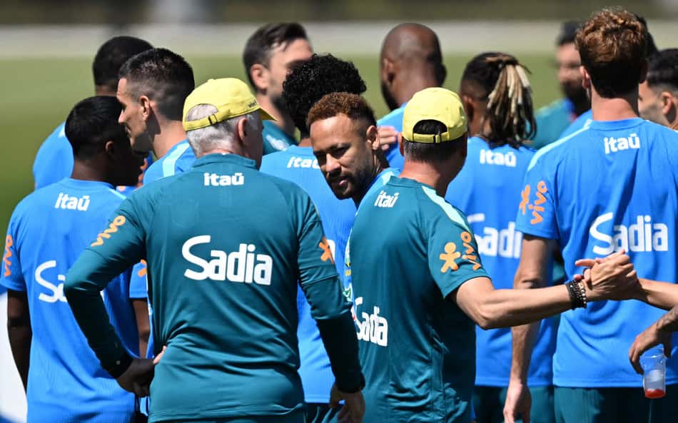 Neymar e Carlos Ancelotti em treinamento da Seleção Brasileira antes de duelo contra a Escócia