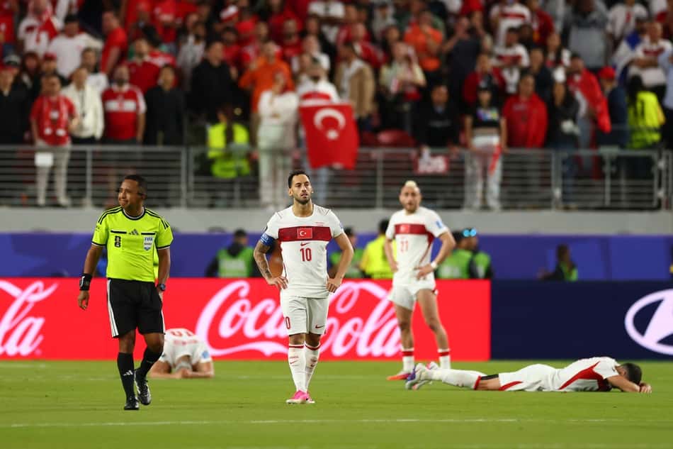 Jogadores da Turquia lamentam eliminação precoce (Foto: Dean Mouhtaropoulos / GETTY IMAGES NORTH AMERICA / Getty Images via AFP)