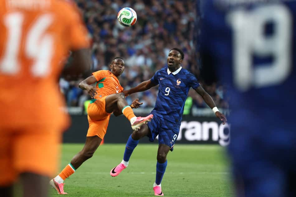 Jogadores de França e Costa do Marfim disputam a bola durante amistoso entre as seleções