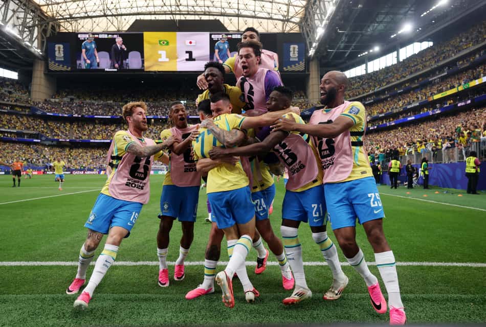 Jogadores do Brasil abraçam Martinelli após gol da vitória sobre o Japão na Copa do Mundo