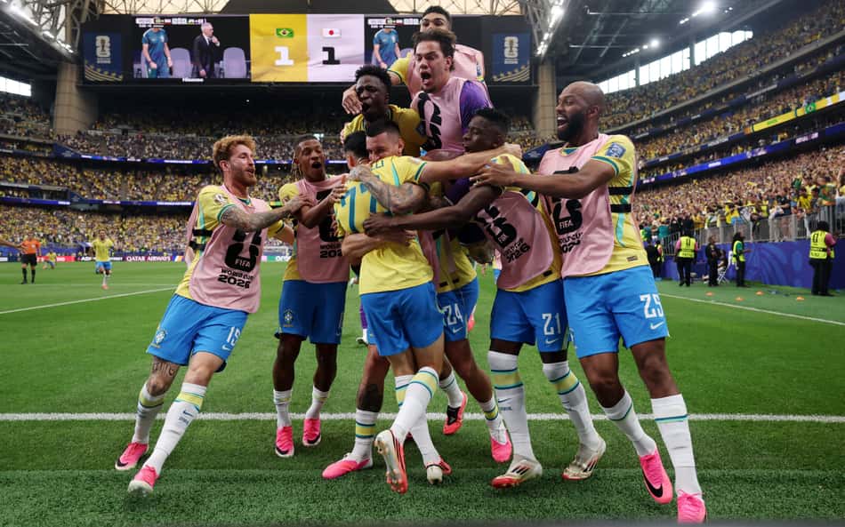 Jogadores do Brasil abraçam Martinelli após gol da vitória sobre o Japão na Copa do Mundo