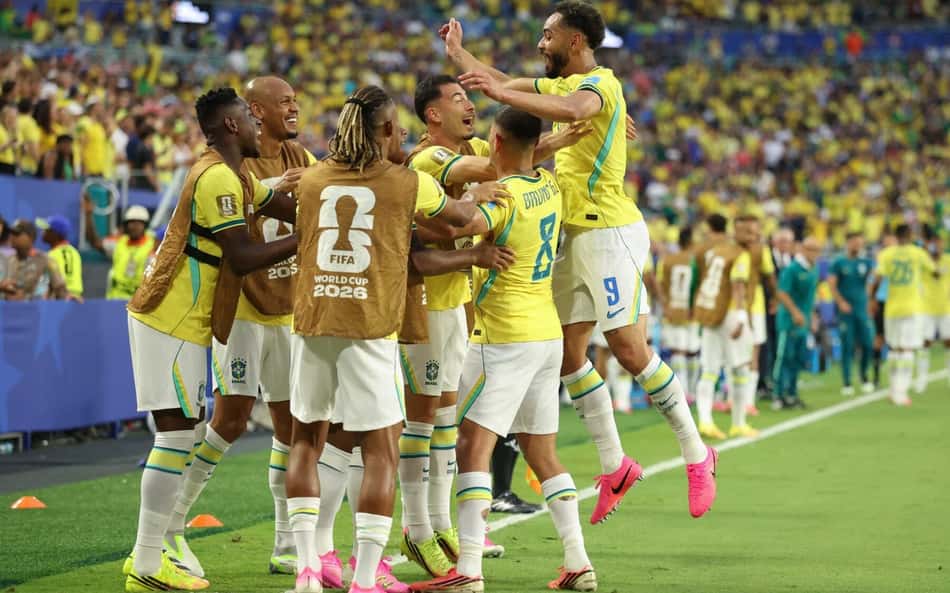 Jogadores do Brasil comemoram abraçados gol contra a Escócia