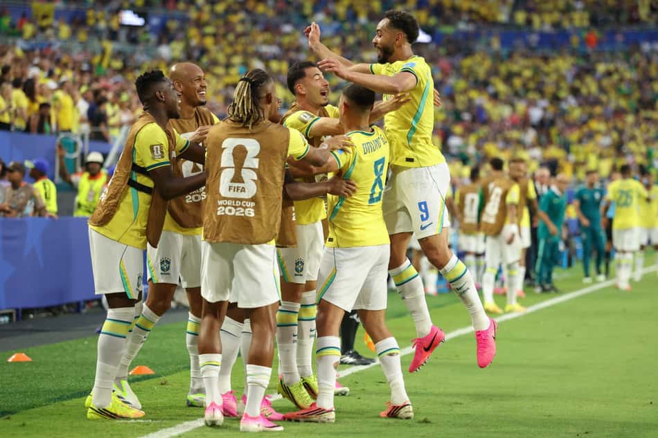 Jogadores do Brasil comemoram abraçados gol contra a Escócia na Copa do Mundo
