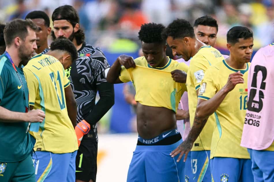 Jogadores do Brasil conversam durante pausa para hidratação do jogo contra Marrocos